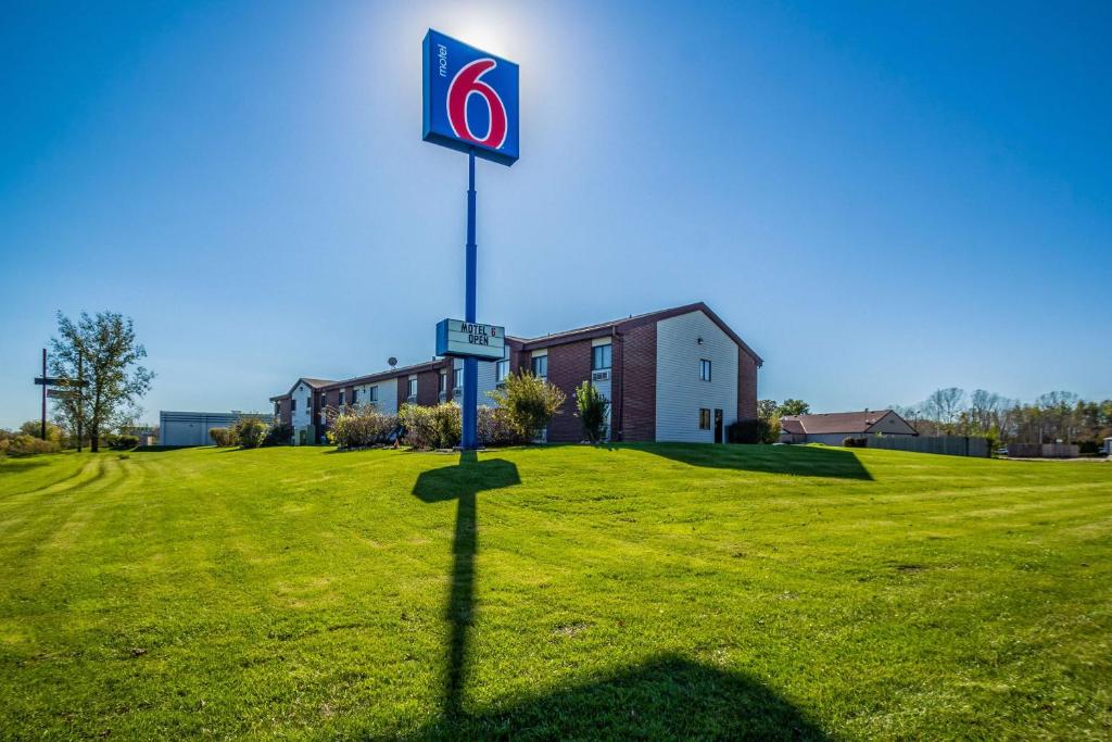 Motel 6-Saukville WI Main image 1